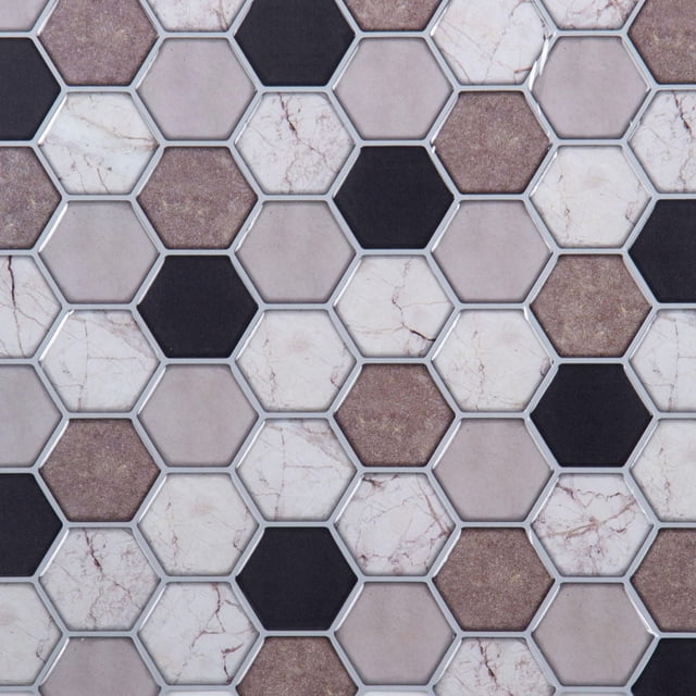 Truu Design Carreaux Muraux Hexagonaux Auto-Adhésifs à Peler et Coller en 6 Pcs Montrant un Gros Plan de Carreaux Hexagonaux en Motifs de Marbre Noir Mat, beige, Brun et Blanc avec des Lignes de Coulis Grises, Faits d'Époxy en PVC Résistant à l'Eau, Convenant aux Dosserets de Cuisine Ou de Salle de Bain et à une installation Bricolage Facile.