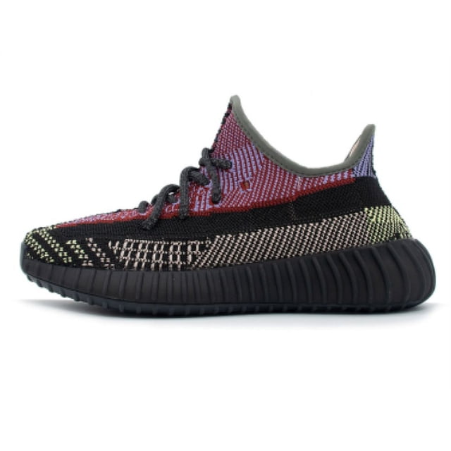 350 V2 Boost Espadrilles Putian Chaussures de Sport pour Hommes Femmes Unisexe avec une Tige en Tricot Multicolore avec accents Rouges, Noirs et Verts, Assorties à une Semelle Noire Texturée. Ces Espadrilles Unisexes Sont Idéales pour une Tenue Décontractée et la Course, Offrant un design Élégant et Polyvalent.