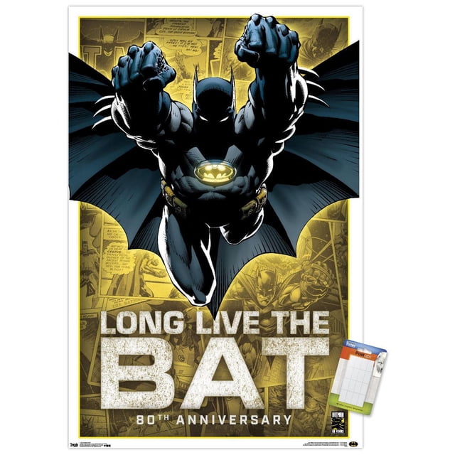 DC Comics - Batman - Affiche Murale du 80e Anniversaire, 22,375 Po x 34 Po Mettant en Vedette un Batman Orienté vers l'Avant en costume Noir et Bleu Foncé avec l'Emblème de Chauve-Souris Jaune Lumineuse sur la Poitrine, Poings Allongés vers l'Avant et cape s'Élargissant, contre un collage Jaune de Panneaux de Bande Dessinée Batman vintage avec Texte Blanc Audacieux « Longue Vie à la Chauve-Souris 80e Anniversaire » au Bas, Idéal pour la Déco