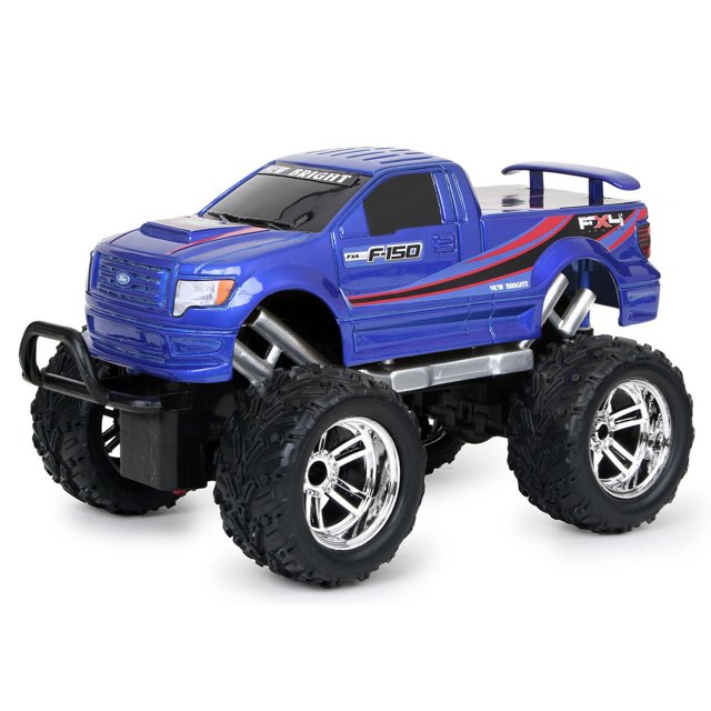 New Bright R/C 1:16 Camion Téléguidé Bleu F-150 avec une Carrosserie Bleue Ford F-150 Entièrement sous Licence Dotée de FX4 et des Graphiques New Bright, de Grands Pneus Tout-Terrain Noirs Robustes avec Jantes Chromées, et une suspension Surélevée Présentée dans un Profil avant 3/4 sur Fond Blanc, Idéal pour Jouer Dehors et Développer les Habiletés Motrices.