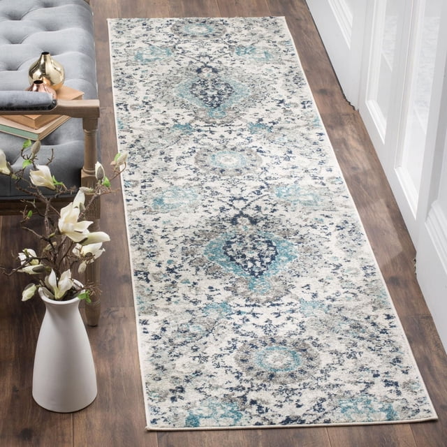 SAFAVIEH Madison Tapis Coureur à Motif Cachemire Floral Chiné avec un Motif Cachemire Floral de style Transitionnel Tissé Mécaniquement en Bleu, Sarcelle et Gris sur un Fond Clair, Posé sur un Plancher de Bois Franc à Côté d'Un Banc Capitonné Gris et d'Un vase Blanc avec des Fleurs, Souvent Utilisé pour Rehausser les Couloirs Ou les Entrées avec un style durable.