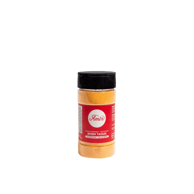 AMIR - Assaisonnement SHISH TAOUK - Bouteille en Plastique Transparent de 160 g Contenant un Mélange d'Épices Moyen-Orientales Orange-Jaune avec une Étiquette Rouge Affichant le logo AMIR et un Couvercle à Rabat Noir, Convient pour des Recettes Authentiques de Grillade et de Cuisine.