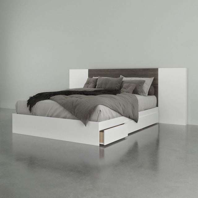 Ensemble de Chambre Lily 3 Pcs avec un Lit de Rangement Blanc avec Trois Tiroirs sur Glissières en Métal, une Tête de Lit en Bois Foncé à Effet Planche Rustique et des Panneaux d'Extension Blancs, Style avec Literie Grise et Oreillers dans une Pièce Minimaliste, Idéal pour Ranger les Essentiels de la Chambre.