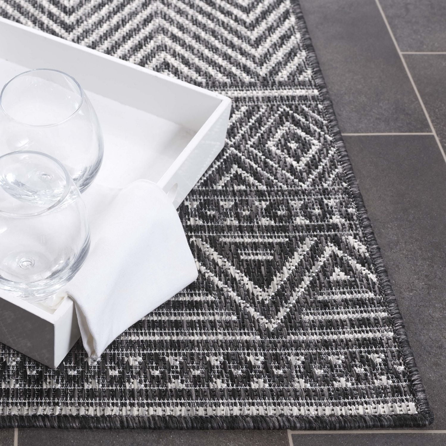 SAFAVIEH Beach House Jolanta Geometric Indoor/Outdoor Area Rug