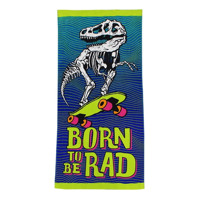 Mainstays Serviette de Plage Imprimée Mesurant 28 par 60 Pouces, Faite de Doux 100 % Coton avec un Côté en Velours et un Côté en Éponge, Mettant en Vedette un Squelette de Dinosaure Blanc Chevauchant une Planche à Roulettes Vert Vif avec des Roues Roses sur un Fond Bleu avec des Lignes Ondulées Vertes et la phrase « Born TO BE RAD » en Lettres Audacieuses Vertes et Roses, avec une Boucle de Suspension sur le Côté long, Idéale pour la Plage Ou les Activités de Plein Air Décontractées.
