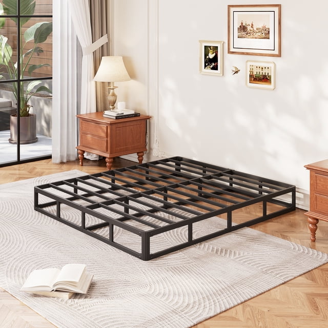 COMASACH Base de Matelas Intelligente en Métal de 9 Pouces sur Pied Box Spring, Format Grand Lit, Présentée dans une Chambre Lumineuse avec Meubles et Décor en Bois. le Cadre en Métal Noir Offre un Soutien durable et Silencieux avec des Articulations Renforcées et une Capacité de Poids Élevée de 1000 Lb. Convient à Tous les types de Matelas, Il Comprend une Housse en Tissu Amovible pour un Nettoyage Facile. l'Assemblage Est simple, Ne Nécessitant Aucun Outil. Cadre de Lit Vendu Séparément.