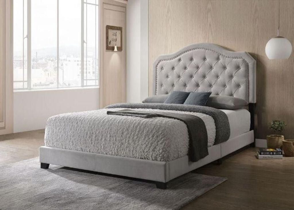 K-LIVING LIT SAMANTHA KING SIZE EN TISSU GRIS / TÊTE DE LIT TUFÉE CHROME