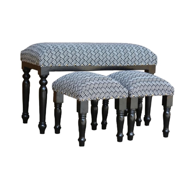 Ensemble de Banc et Tabourets en Bois de 3 Pcs (Tissé Croisé) avec un Banc Rectangulaire et Deux Tabourets Comprenant des Pieds en Bois Tournés Noirs et des Sièges Rembourrés Rembourrés en Tissu Tissé Croisé Noir et Blanc, Convient aux Sièges de patio Ou à l'Utilisation comme Coiffeuse.