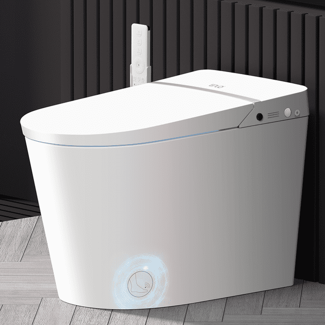 EPLO Smart Toilet Bidet avec Réservoir Intégré, Présentant un design Blanc Moderne et des Fonctionnalités Avancées comme un Système de Rinçage à Faible Bruit, un Couvercle à Ouverture/fermeture Automatiques, un Rinçage Automatique, des options de Rinçage Double, un Rinçage Occultant et un Fonctionnement avec Capteur au Pied. Comprend un Siège de Bidet Chauffant, une Pression d'Eau Réglable, un Nettoyage de l'Eau Chaude, un Sécheur d'Air, un Auto-Désodorisant et une Télécommande. Optimisé pour l'Efficacité de l'Eau et un Fonctionnement Silencieux avec un Son de Rinçage