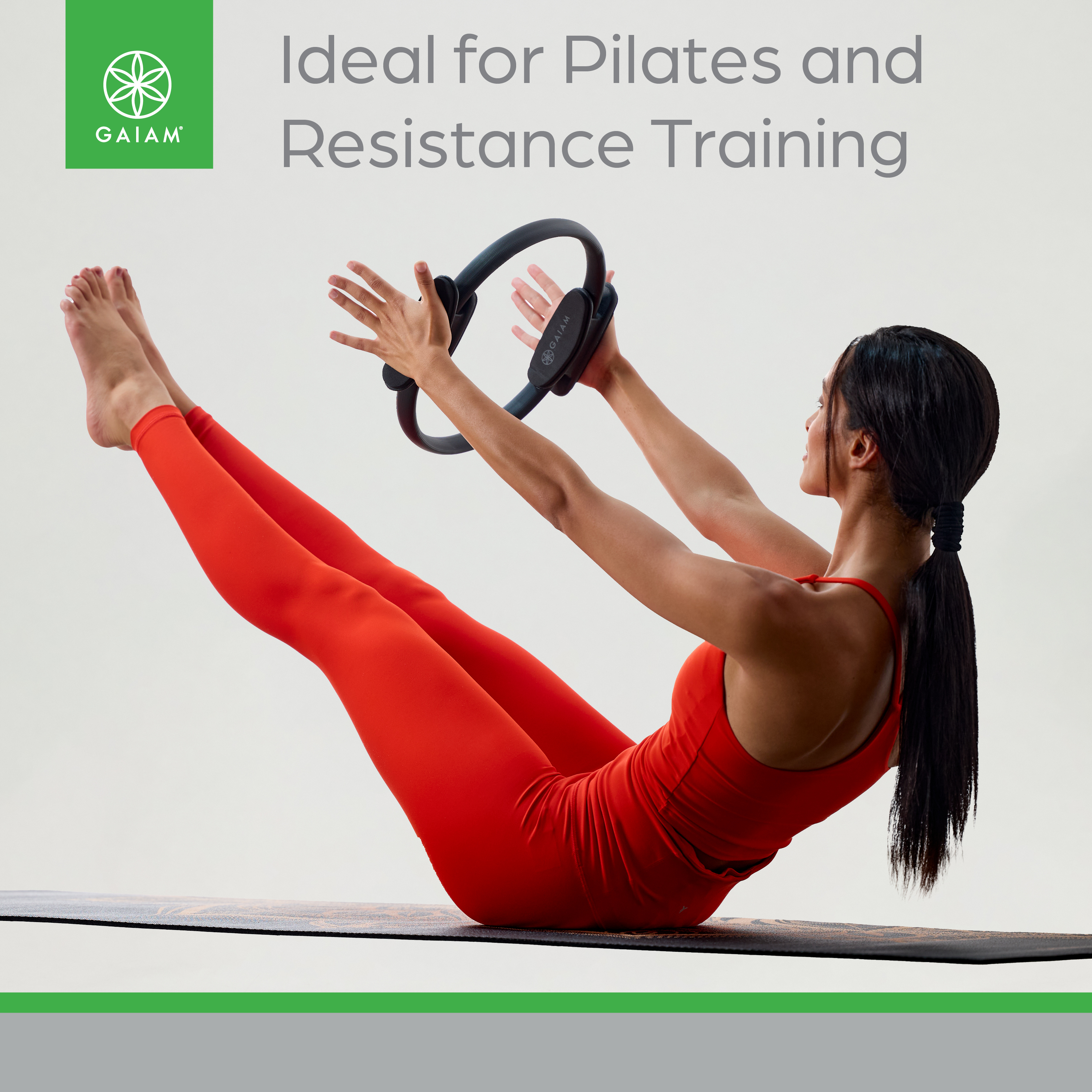 Anneau de Pilates essentiel Gaiam 30 cm (noir) - Léger, durable, poignées rembourrées en mousse, équipement d'exercice flexible pour tonifier les bras, les cuisses, les jambes et les abdominaux.