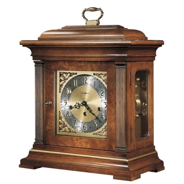Howard Miller Thomas Topion Key Remontage de Manteau de Cheminée avec une Finition Cerisier Windsor, Doté d'Un Cadran Fini Laiton avec un Anneau Chapitre Argent, des accents de Boîtier Doré et des Détails Moulés. l'Horloge a des Côtés et un Dos en Verre Révélant Son Fonctionnement Intérieur, et Mesure 18,25 Pouces de Hauteur, 14,75 Pouces de Largeur et 8,25 Pouces de Profondeur. Elle Comprend un Mouvement à triple Carillon Remontage de Clé avec une option de silence de Carillon.