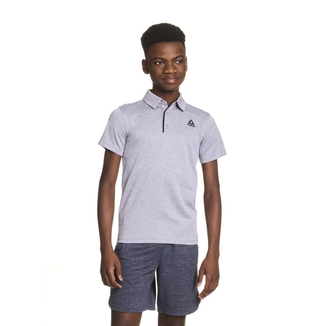 Reebok Garçons Ace Polo de Performance Gris, Fabriqué à Partir de Tissu jacquard Respirant 100 % polyester Double Face, avec un Col Polo Classique avec Passepoil Plat, Manches Courtes et une Patte de Boutonnage à Trois Boutons, Affichant le Subtil logo Reebok Delta sur la Poitrine Gauche, Idéal pour les Tenues Actives et Décontractées et Souvent Utilisé comme Vêtement de Sport Confortable.
