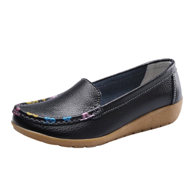 Chaussures Plates Décontractées pour Femmes à Bout Rond Mocassins Semelle Souple Chaussures Décontractées Simples Type Pois en Matériau PU Noir avec une Finition Texturée. Présente un design à Bout Rond, une construction Légère et une Assise Plantaire Moulée pour le Confort. la Semelle Est en TPR avec une Adhérence Antidérapante et une Dureté Modérée. Convient aux occasions Décontractées, aux Voyages Ou aux Loisirs. Exposées sous un angle Latéral sur un Fond Blanc.