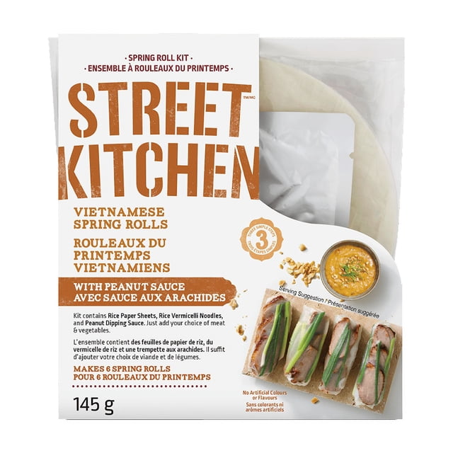 Street Kitchen Trousse de Rouleaux de Printemps Vietnamiens avec Sauce aux Arachides 145 g, Feuilles de Papier de Riz, Nouilles Vermicelles de Riz et Sauce pour Trempette aux Arachides dans une Boîte Blanche avec Texte Brun, Montrant six Rouleaux de Printemps avec Légumes Verts et Sauce aux Arachides comme suggestion de Service, Stable à Température Ambiante et Sans Colorants Ni Arômes Artificiels.