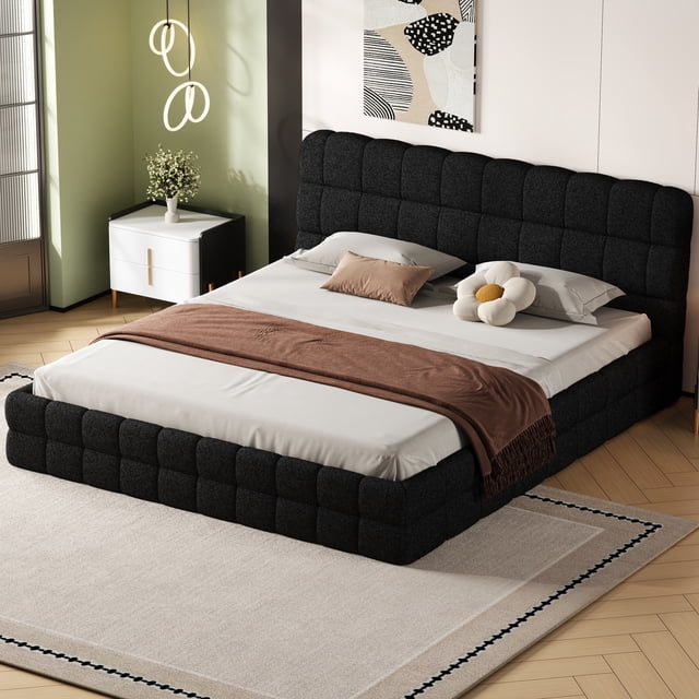 Noble House Lit Plateforme Très Grand Size Rembourré en Molleton Berbère Noir avec Capitonnage Cousu de Carrés sur la Tête de Lit et la base, Doté d'Un Système de Lattes Qui Élimine le Besoin d'Un Sommier, Ensemble dans une Chambre Moderne avec Plancher de Bois Clair, Tapis beige, Table de Nuit Blanche et art Mural Abstrait.
