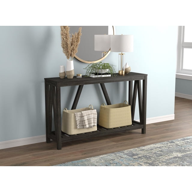 table Console d'Entrée pour Sofa et Canapé – 52 Po, Gris Foncé avec 1 Tablette pour Salon, table Console Rectangulaire Gris Foncé Orientée vers l'Avant au style Rustique de Ferme, avec un Dessus Spacieux avec des vases Décoratifs, une Lampe, un Miroir Rond et une Plante, et une Tablette Inférieure Tenant Deux Paniers Tressés beige, Posée sur un Plancher de Bois contre un Mur Bleu Pâle.