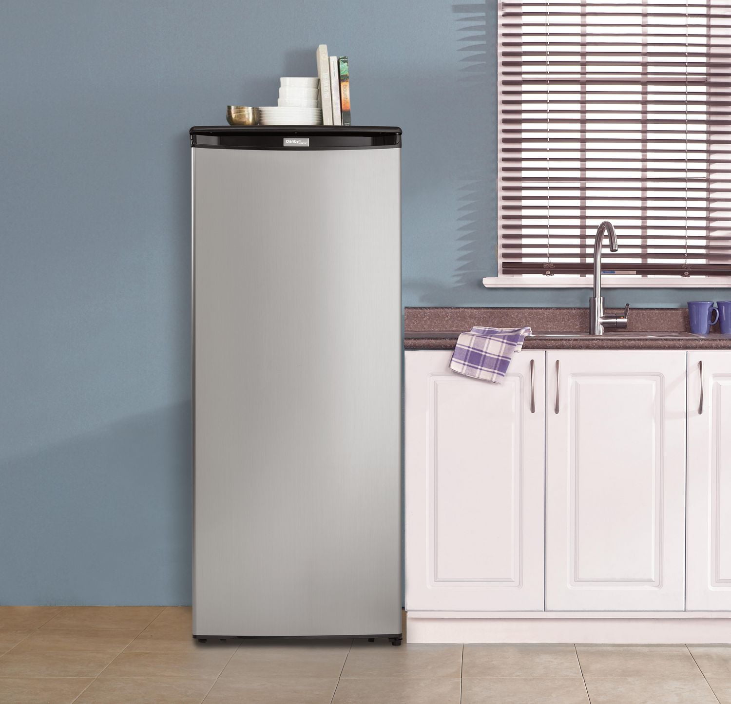Congélateur vertical de 8,5 pi3 en acier inoxydable Danby Designer DUFM085A4BSLDD