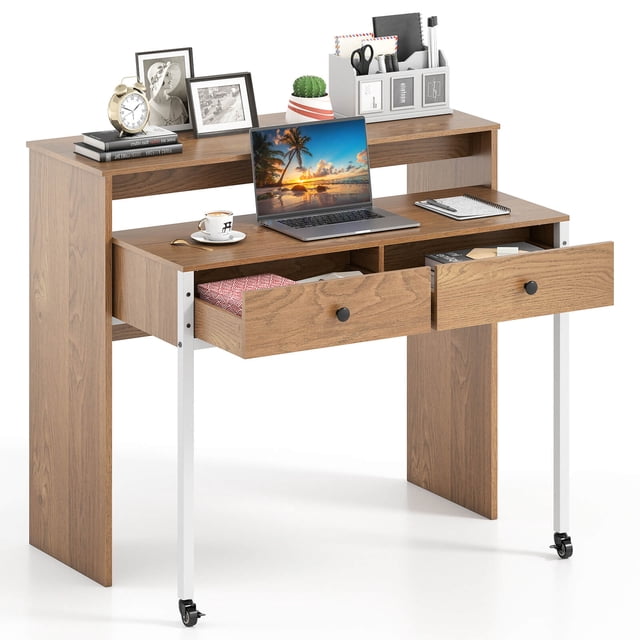 Costway Bureau d'Ordinateur Roulant Extensible de 39,5 Pouces avec Tablette pour Moniteur, Surface de Travail à 2 Niveaux, 2 Tiroirs en Fini Bois Naturel. le Bureau Présente une Conception à 2 Niveaux avec une Tablette Ergonomique pour Moniteur, Deux Tiroirs Spacieux pour le Rangement et un Plateau Inférieur Rétractable pour une Fonctionnalité Gain de Place. Il Comprend des Roues Verrouillables pour la Mobilité, un Cadre Métallique Robuste pour la Stabilité et des Dispositifs Anti-Basculement pour la Sécurité. le Bureau Est Conçu avec des Livres, un Ordinateur Portable et des Articles Décoratifs, Mettant en Valeur Sa Convenance pour les B