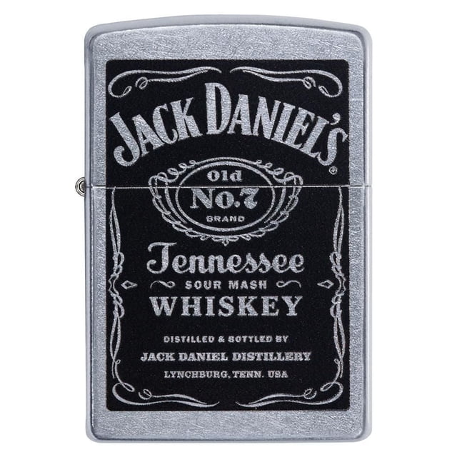 Zippo Briquet Coupe-Vent Jack Daniel's® (24779) Street ChromeTM avec construction en Métal Argenté et Panneau avant Noir Mettant en Vedette l'Étiquette de Whisky Jack Daniel's Old No. 7 Tennessee Sour Mash en Argent, Rechargeable à Vie avec Fluide Briquet Zippo de Qualité Supérieure, Convient au camping et au Démarrage du Feu en Plein Air.