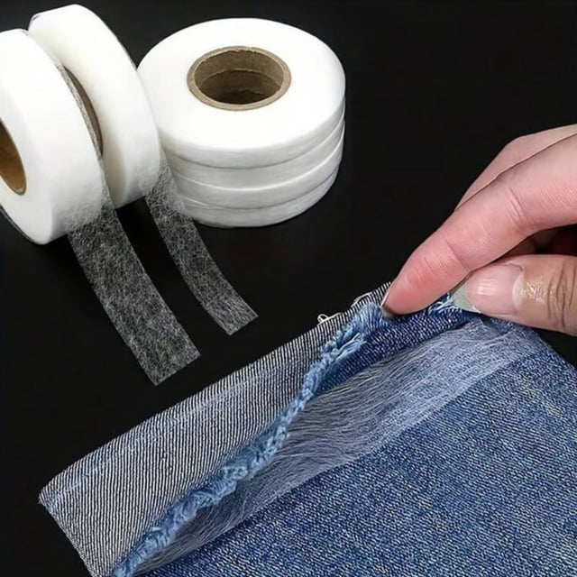 Ruban Adhésif Double Face à Moins de 2 $ par Goohae, Comprenant des Rouleaux Adhésifs en Coton Multicolores pour des Ourlets Sans Couture. l'Image Affiche des Rouleaux de Ruban de Collage pour Tissu Thermocollant et Son application sur Tissu denim, Mettant en Valeur Ses Propriétés Adhésives Lavables et Sa Polyvalence pour Rideaux, Vêtements et Bricolages DIY.