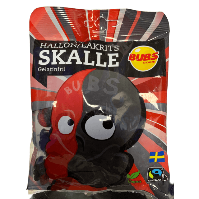 BUBS Godis Hallon Skalle Candy Bag 90G - Sweden Edition featuring raspberry-flavored skull-shaped gummies. The packaging displays a bold red and black design with the BUBS logo, Swedish flag, and vegan and Fairtrade certifications. Ideal as novelty candy for unique snacking experiences.