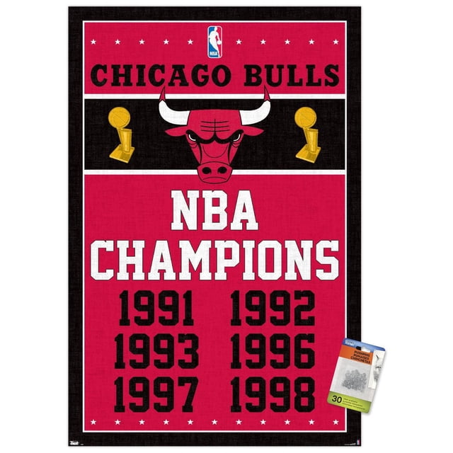 NBA Chicago Bulls - Affiche Murale Champions 13 avec Punaises, 22,375 Pouces x 34 Pouces Mettant en Vedette un logo des Chicago Bulls Centré en Rouge et Noir avec le logo NBA au-Dessus, Deux Trophées de Championnat NBA Dorés sur une Rayure Noire, et Texte Blanc et Noir Inscrivant les Années de Championnat 1991, 1992, 1993, 1996, 1997 et 1998 sur une Affiche