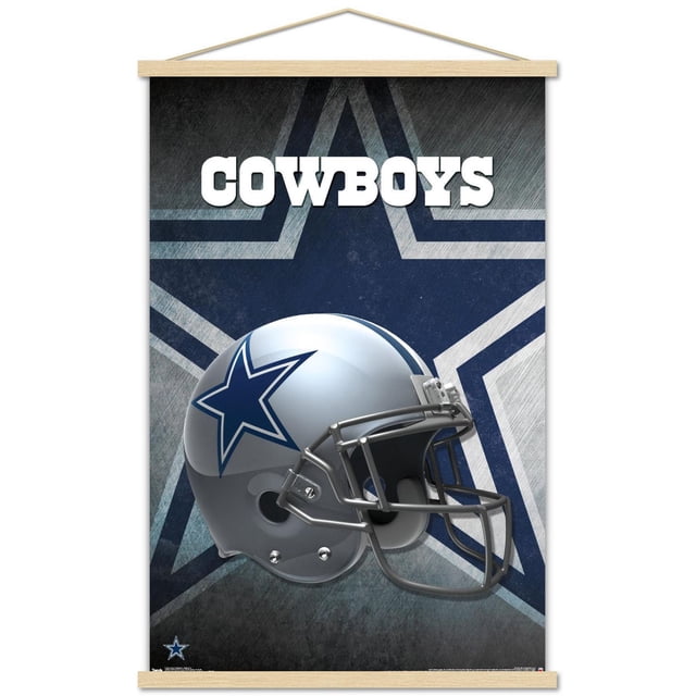 NFL Dallas Cowboys - Affiche Murale Casque 16, 22,375 Po x 34 Po Encadrée avec un Casque de football Argenté Orienté vers l'Avant avec un logo Étoile Bleu sur le Côté, sur un Fond Texturé Bleu Foncé et Gris avec une Grande Étoile Délavée des Dallas Cowboys et un Texte Blanc Audacieux « Cowboys » en Haut, Idéale pour l'Art Mural et la Déco de Pièce dans les Chambres, Bureaux Ou Dortoirs.