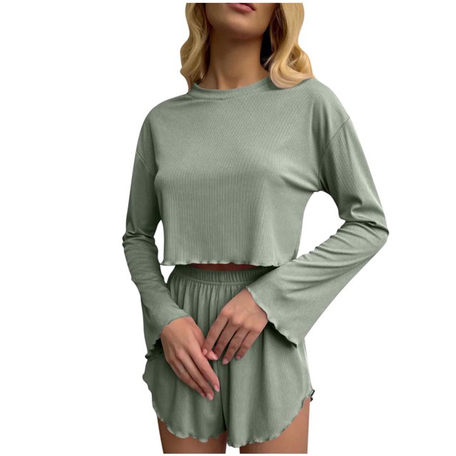 Tnhcen Ensemble de Pyjama pour Femmes, Haut Court à Manches Longues Confortable et Shorts à Volants, Ton Vert Atténué, Fabriqué en Mélange Doux nylon-spandex. Le Haut Court à Col Rond Présente des Manches Évasées et une Coupe Décontractée, Assorti à des Shorts à Ourlet à Volants pour un Pyjama Stylé pour Femmes. Parfait pour Se Détendre Ou Dormir, Offert en Tailles P-TG.
