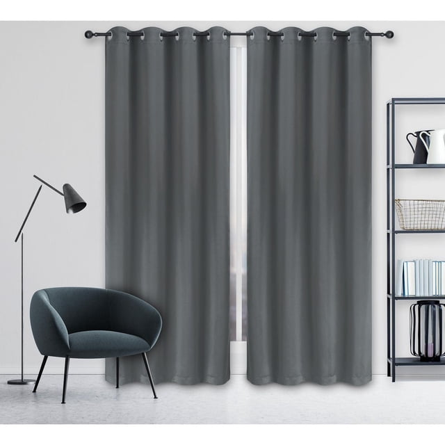 Safdie & Co. Rideau 2 Pk 84 L Occultation Totale Charbon Ensemble de Deux Rideaux Occultants Charbon avec Oeillets Métalliques Suspendus sur une Tringle Noire dans une Pièce Minimaliste avec un Fauteuil Gris Foncé, Lampe sur Pied Noire et Étagères Métalliques Noires, Idéal pour Bloquer la Lumière du Soleil et Améliorer le Contrôle de la Température de la Pièce.