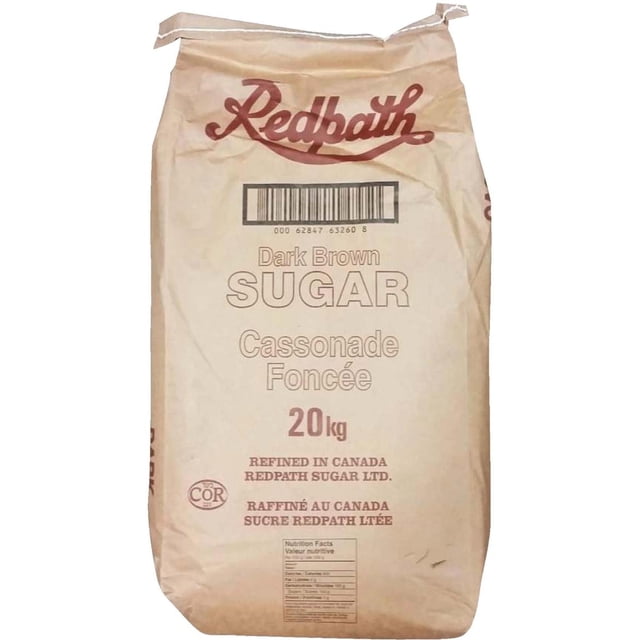 RedPath Sugar Brun Foncé, Sac de 20 kg avec Marque Audacieuse en Texte Rouge sur Emballage en Papier beige. l'Étiquette Comprend un Texte Bilingue, « Brun Foncé Sugar' » et « Cassonade Darkening », Détails d'Affinage Indiquant Qu'elle Est Fabriquée au Canada, et un Code-Barres. Idéal pour les Ingrédients de Pâtisserie, les Édulcorants et les Recettes Nécessitant une Riche Saveur de Mélasse. l'Emballage Présente Aussi un Panneau d'Information Nutritionnelle.