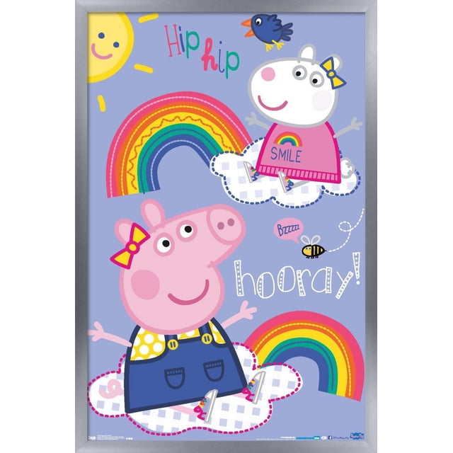 Peppa Pig - Affiche Murale Hourra, 22,375 Po x 34 Po Mettant en Vedette Peppa Pig et Suzy Mouton Assis sur des Nuages à Carreaux Blancs avec des Arcs-en-Ciel Colorés, un Soleil Souriant, un Oiseau Bleu et une Abeille Bourdonnante sur un Fond Violet Pâle, avec Texte « Hourra Hanches », Convient à la Déco Murale de Chambre d'Enfants.
