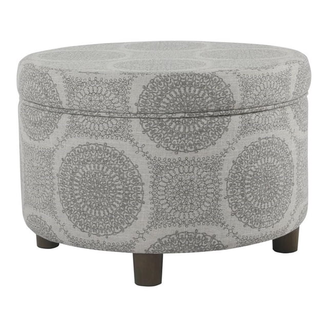 HomePop Rangement Rond Transitionnel en Bois et Tissu Ottoman en Médaillon Gris. Ce Grand Ottoman Rond Présente un design Classique de Médaillon Gris Imprimé sur une base en Tissu Texturé, Complété par des Pieds en Bois Fuselés en Fini Gris Lavé. le Ottoman Comprend un Couvercle Relevable pour le Rangement, Offrant un Intérieur Spacieux pour Couvertures Ou Jouets. Fabriqué à Partir de Contreplaqué de Bois Franc, de Mousse et d'Un Tissu Mélange Polyester-Rayonne, Il Mesure 17 Pouces de Haut et 24 Pouces de Diamètre. Convient aux Salons Ou Chambres, Supporte jusqu'à 250 Lb