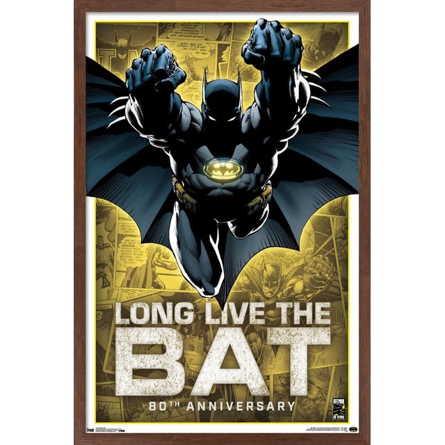 DC Comics - Batman - Affiche Murale du 80e Anniversaire, 22,375 Po x 34 Po Mettant en Vedette un Batman Orienté vers l'Avant avec les Poings Allongés, Emblème de Chauve-Souris Jaune Lumineuse sur la Poitrine, cape Noire s'Élargissant, sur Fond Jaune de Panneaux de Bande Dessinée Batman vintage et Texte Blanc Audacieux « Longue Vie à la Chauve-Souris du 80e Anniversaire » dans un Cadre en Bois Foncé, Convient pour Décorer des Chambres, des Bureaux Ou des
