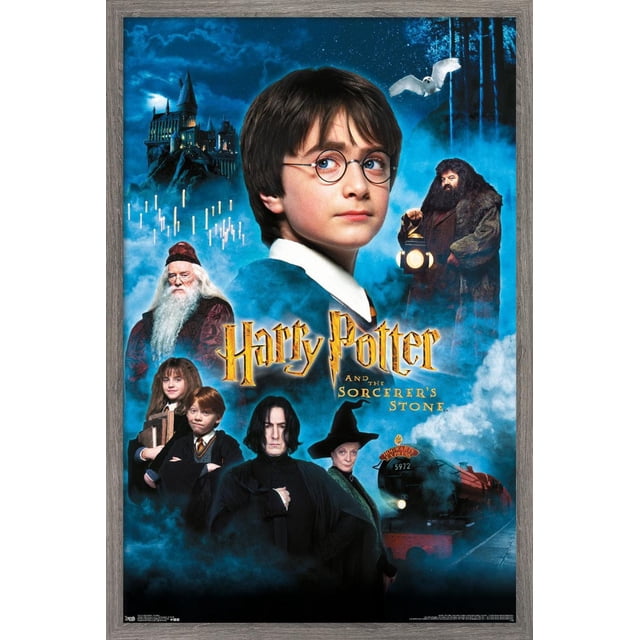 Harry Potter and the Sorcerer's Stone - Candles Affiche Murale d'Une Feuille, 22,375 Po x 34 Po Encadrée, Présentant un collage de Personnages Principaux Orienté vers l'Avant avec le Château de Poudlard en Arrière-Plan, des Bougies Flottantes, un Hibou Blanc en Vol et le train Express de Poudlard Entouré de Brume sur un Ciel Nocturne Bleu Foncé, Idéal pour la Décoration Murale de Chambre Ou de Bureau.