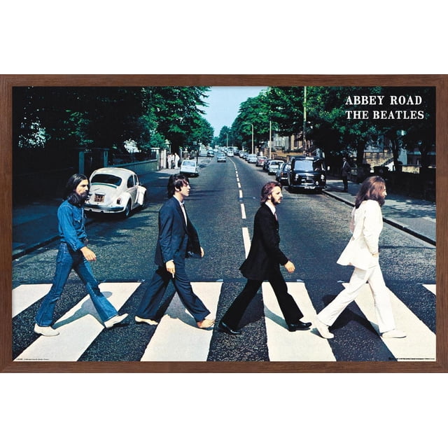 The Beatles - Affiche Murale Abbey Road, 22,375 Pouces x 34 Pouces, Impression Haute Résolution Lustrée Montrant Quatre Hommes Marchant à Travers un Passage pour Zèbre sur une Rue Bordée d'Arbres avec des Voitures Stationnées, art Mural Adapté à la Déco de la Maison et aux Espaces de Bureau, Encadré en Bois Brun.
