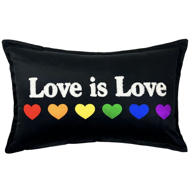 HOMETRENDS Coussin Décoratif Rectangulaire en Tissu Noir, Mettant en Vedette « l'Amour Est l'Amour » en Lettres Texturées Blanches au-Dessus de six Cœurs Arc-en-Ciel Rouges, orange, Jaunes, Verts, Bleus et Violets, Idéal pour Ajouter un style et une dimension Vibrants à la Déco de la Maison.