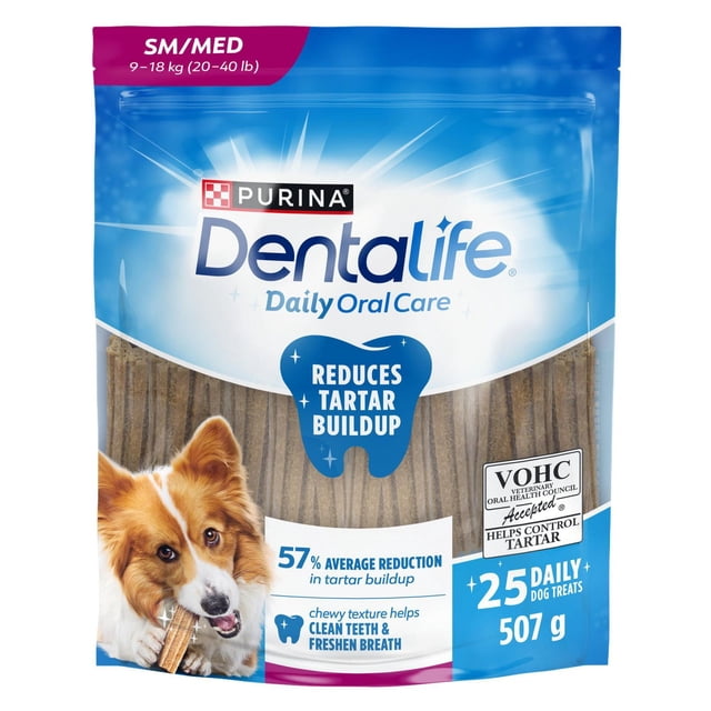 DentaLife Soins Bucco-Dentaires Quotidiens pour Chiens de Petite/moyenne Race, Gâteries Dentaires pour Chien dans un Sac Refermable Bleu et Blanc avec un Petit Chien Brun et Blanc Mâchouillant une Gâterie Dentaire Poreuse et Nervurée Conçue pour Réduire l'Accumulation de Tartre et Nettoyer les Dents jusqu'à la Ligne Gingivale, Pesant 507 Grammes avec 25 Gâteries par Paquet.