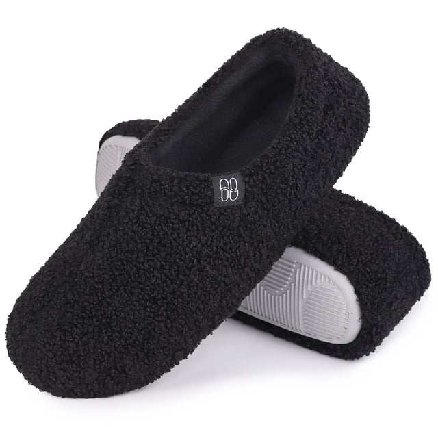 HomeTop Pantoufles Mocassins pour Femmes en Fourrure Bouclée Duveteuse à Mousse Mémoire avec Doublure en Molleton Polaire Noire, Conçues pour les Femmes comme Chaussures d'Intérieur Confortables. Dotées d'Une Tige Douce et Poilue Ressemblant à de la Fourrure Bouclée, d'Une Semelle Intérieure en Molleton Polaire pour la Chaleur et l'Évacuation de l'Humidité, et d'Une Semelle en Caoutchouc Ultralégère durable avec Rainures flex à l'Avant-pied pour Usage Intérieur et Extérieur. Inclut une Assise Plantaire en Mousse Mémoire pour un Confort et un Soutien Accrus.