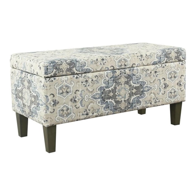 HomePop Banc de Rangement Décoratif en Tissu Transitionnel Grand Format en Bleu Vieilli avec Revêtement à Motif Médaillon Bleu et Crème et Pattes en Bois Gris Délavé. Cette Pièce de Meuble d'Entrée Offre une Aire de Rangement Spacieuse et un Coussinage Ferme, Convient aux Chambres, Salons Ou Entrées. Dimensions : 18 Pouces de Hauteur, 36 Pouces de Largeur et 16 Pouces de Profondeur.