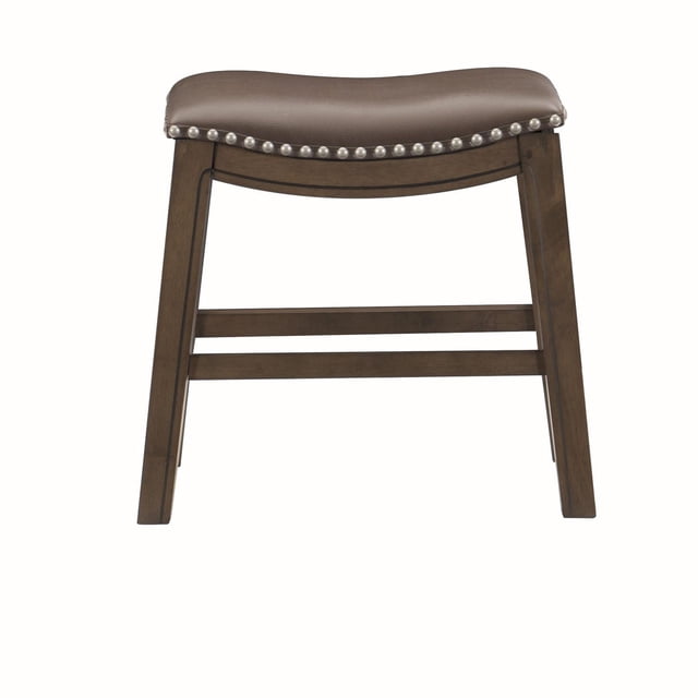 Topline Home Furnishings Tabouret avec Siège Selle Profilé en Similicuir Brun Bordé de Clous Ton Argent, Supporté par un Cadre en Bois Brun avec rails Repose-Pieds Intégrés, 18 Pouces de Hauteur, Convient aux Sièges de Cuisine Ou de Salle à Manger et Est Souvent Utilisé comme Tabouret d'Accent de Cuisine.