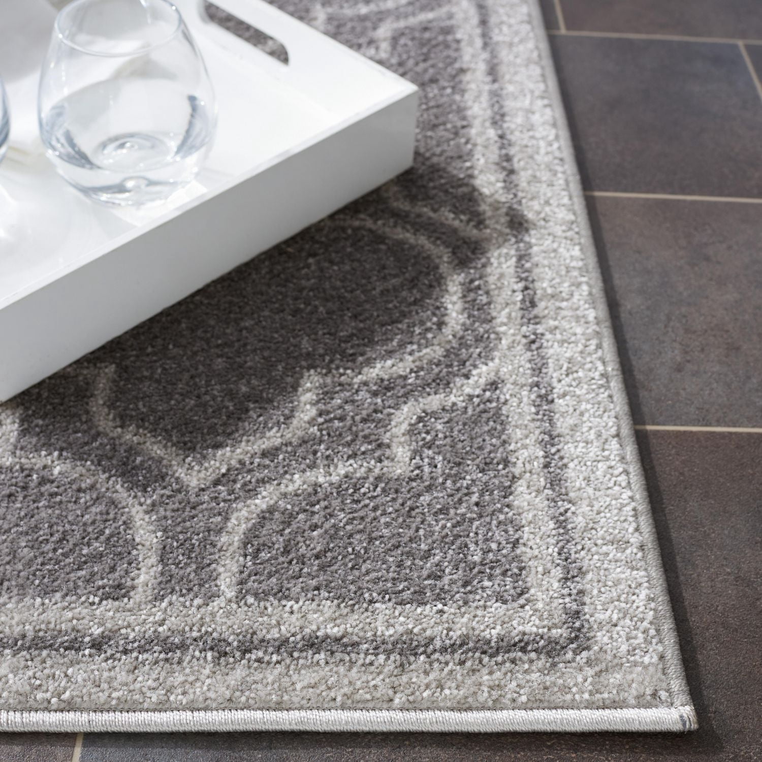 Safavieh Amherst Wilson Geometric Area Rug