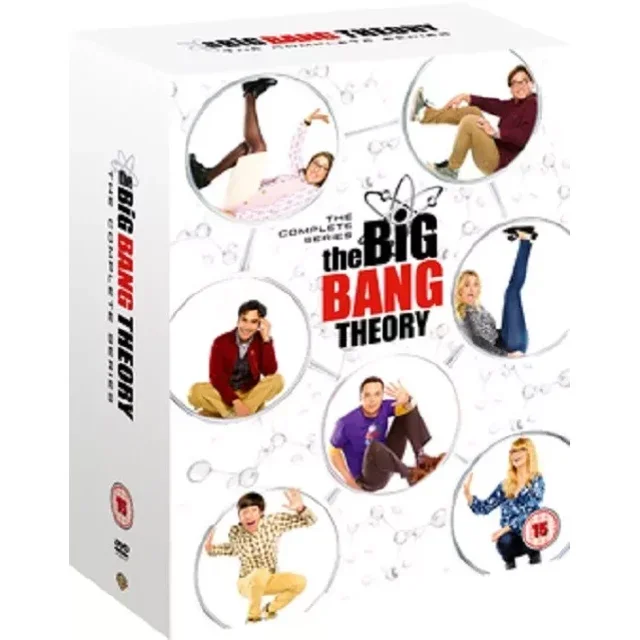 La Boîte DVD de la Saison 1-12 de The Big Bang Theory Comprenant 37 Disques. l'Emballage Mettant en Vedette les Personnages Principaux, Y Compris Sheldon, Leonard, Penny, Howard et Raj, dans des poses Ludiques dans des Cadres Circulaires sur Fond Blanc. Cette Série de Comédie et de Comédie de sitcom Suit la Vie de Scientifiques Socialement Maladroits et de Leur Voisin Penny, Mêlant culture geek, Humour et Amitiés Sincères. Produite par Warner Bros