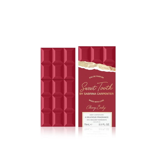 SABRINA CARPENTER CHERRY BABY EAU de PARFUM Présente une Bouteille Rouge de 75 ml en Forme de Barre de Chocolat avec des Carrés Embossés, Mettant en Valeur l'Avant et l'Arrière. l'Arrière Présente un Détail de Déchirure en Feuille d'Or et un Texte en script Doré « Sweet Tooth » par SABRINA CARPENTER, CHERRY BABY, avec des Détails de PARFUM et un volume en Millilitres et Onces Liquides.