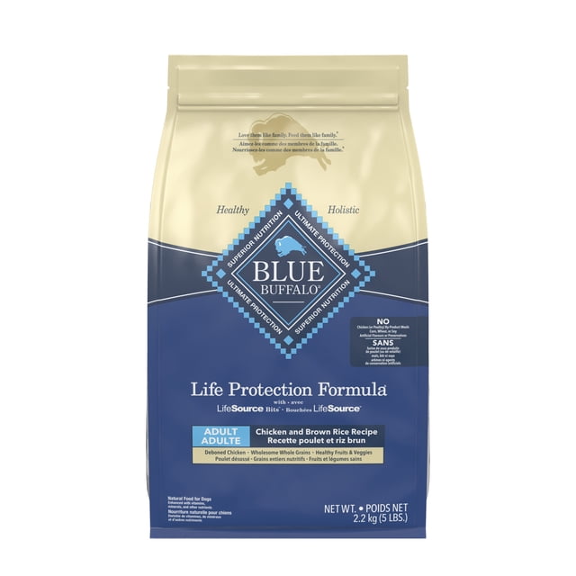Blue Buffalo Life Protection Formula Nourriture Sèche pour Chiens Adultes, Recette au Poulet et au Riz Brun, Sac de 2,2 kg (5 Lb) Comprenant des Morceaux LifeSource avec des Antioxydants, du Poulet Désossé, des grains Entiers, des fruits et des Légumes, Sans Repas de sous-Produits de Volaille, Maïs, Blé, Soya, Arômes Artificiels et Agents de Conservation, Présenté à l'Avant dans un Emballage beige et Bleu.