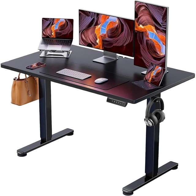 GUANITO Bureau Debout Électrique Réglable de 63 Pouces, Grand Espace de Travail avec 2 Crochets, Bureau Ergonomique Assis-Debout, Résistant aux Rayures et Imperméable, Bureau à Hauteur Réglable pour le Travail et la Maison, Noir