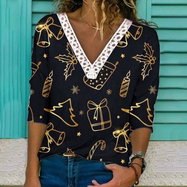 Qertyioot Chandail de Noël pour Femmes, Haut Noir Festif à Enfiler avec Imprimés à Thème des Fêtes Dorés comme des Clochettes, du Houx, des Bougies et des Boîtes-Cadeaux. Comprend un Col en V avec Bordure en Dentelle Blanche, des Manches Longues et une Coupe Régulière. Idéal pour une Tenue Décontractée, des Hauts pour Femmes, des Événements des Fêtes Ou des Activités de Plein Air en Automne et en Hiver.