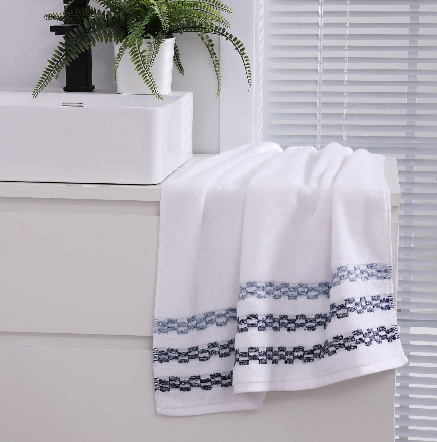 Serviette Chaps Navy : confort luxueux dans un format élégant de 27" x 54"