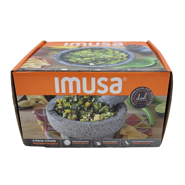 6 Pouces Granite Mortar dans une Boîte IMUSA orange Mettant en Vedette un molcajete en Granite Naturel Gris Rempli de Légumes Hachés sur un Tissu à Motifs, Mettant en Valeur Sa surface durable et Facile à Nettoyer et Son Pilon à Prise Arrondie pour Moudre des Herbes et des Épices.