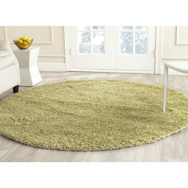 Safavieh California Tapis Shag en Peluche Uni, Rond avec une pile de Polypropylène dense de 4,5 Kg/m2 en Vert Atténué, sur Plancher de Bois Clair dans une Pièce Lumineuse avec Portes Françaises Blanches, sofa beige et Chaise Blanche, Souvent Utilisé pour Ajouter Douceur et Chaleur aux Espaces de Vie.