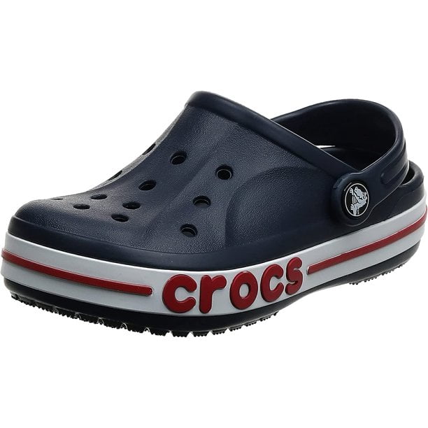 Crocs Sabots Bayaband Unisexes pour Adultes avec une Tige en Élastomère Thermoplastique Bleu Marine avec des Trous de ventilation, une Semelle Intercalaire Rayée Blanche et Rouge, et une Marque Crocs Audacieuse. Conçus avec une Bride de Talon pour un Ajustement Sécuritaire et une Mousse Croslite Emblématique pour un Confort Léger, Chaussures Décontractées Idéales pour un Usage Quotidien.